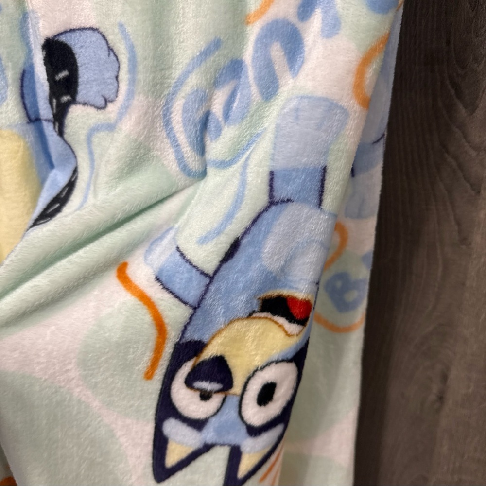 New Bluey Bingo Bandit & Chili Heeler Family 50" x 70" Throw Blanket On Hanger - Picture 7 of 9